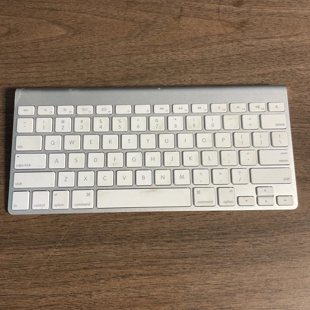 Apple A1314 Wireless Keyboard White (Can't Unscrew End Cap!)
